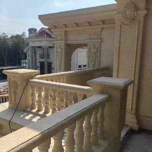 信阳 黄金麻别墅外墙干挂雕花配合阳台栏杆花瓶柱