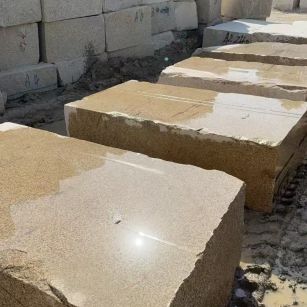 信阳 黄金麻方料堆场洗料分选中，原材料充足