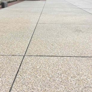 信阳 黄金麻花岗岩石板材荔枝面地面铺装效果