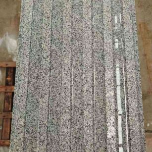 信阳 芝麻白花岗岩荔枝面雕刻盲道，盲条