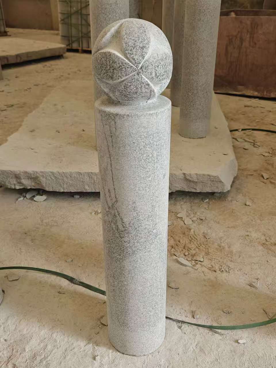 信阳 芝麻白花岗岩石材挡车石柱、停车柱、圆柱挡车柱、方柱挡车柱等