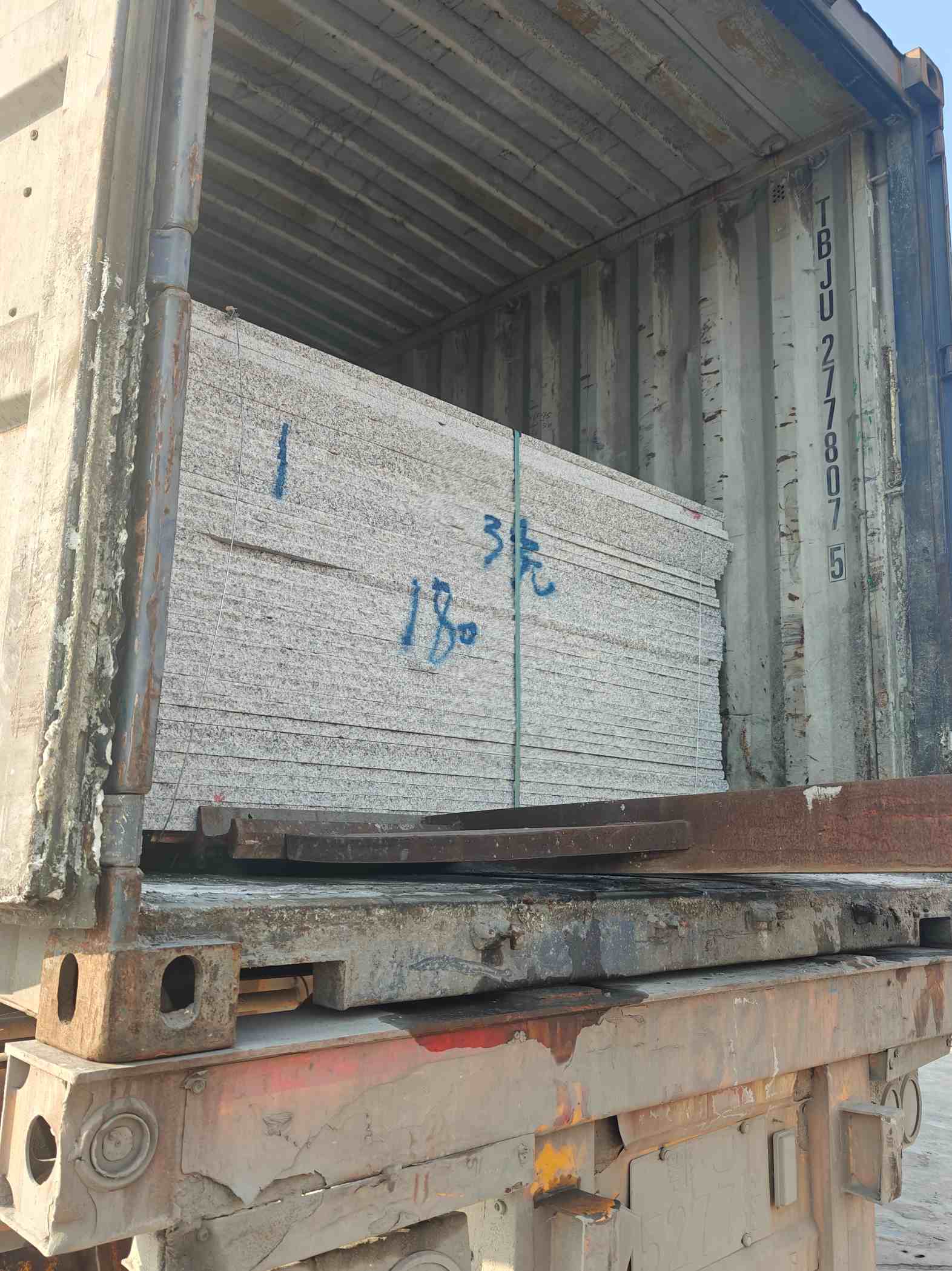 信阳 芝麻白花岗岩石材3.0公分光面毛板装柜出货