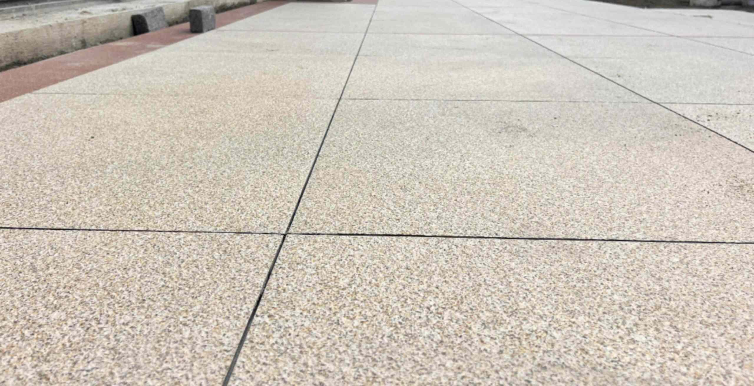 信阳 黄金麻花岗岩石板材荔枝面地面铺装效果