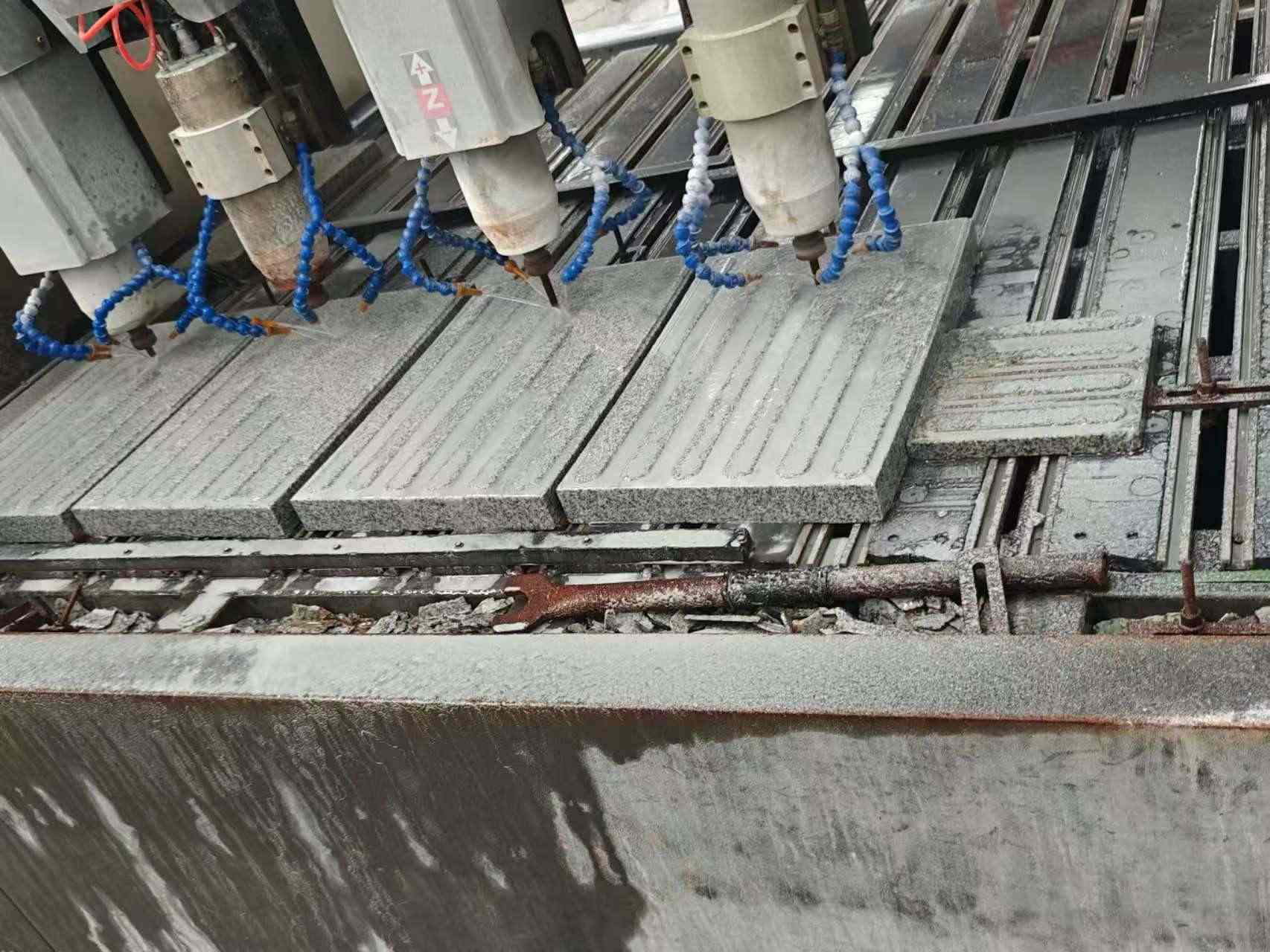 信阳 芝麻白花岗岩荔枝面盲道雕刻