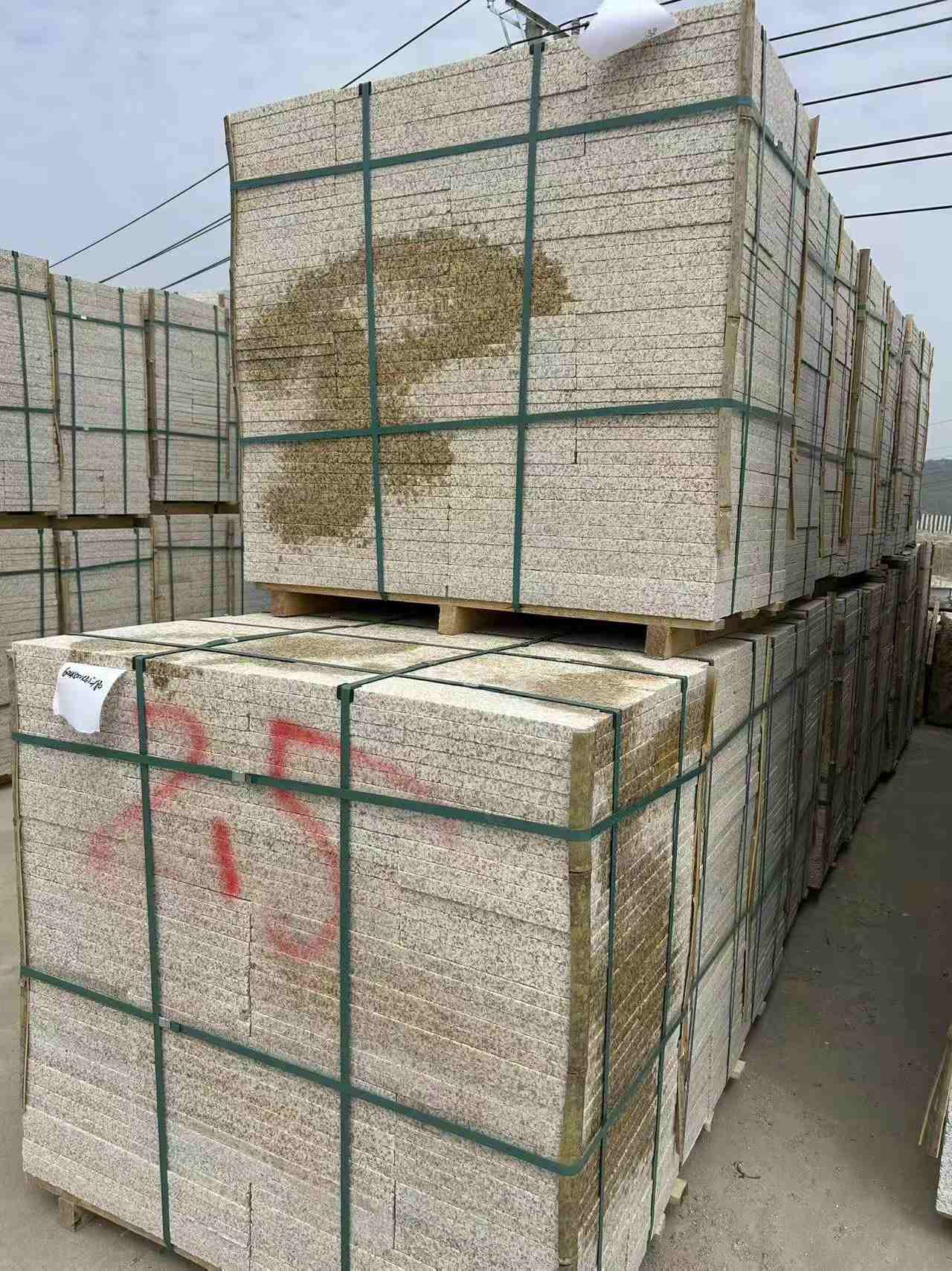 信阳 黄金麻花岗岩石材荔枝面地铺石2.5*300*600