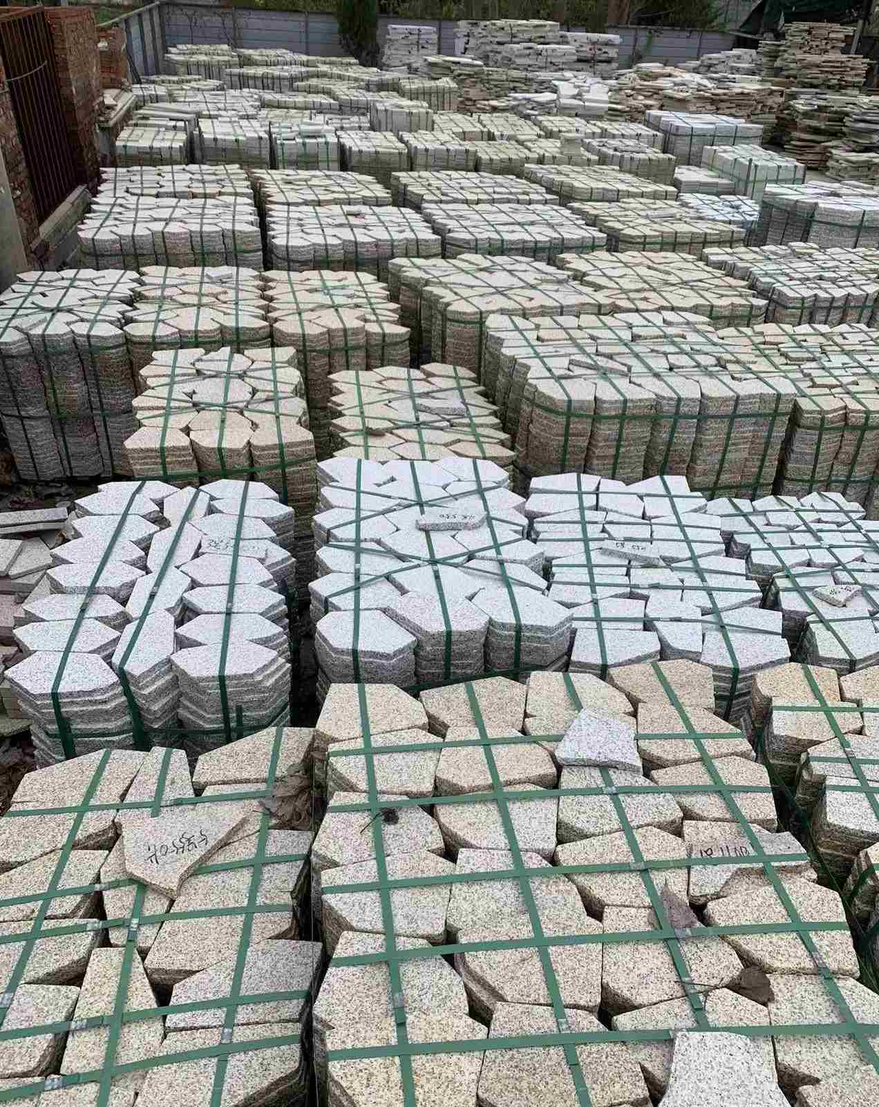 信阳 黄金麻白麻花岗岩荔枝面地铺石(冰裂纹)