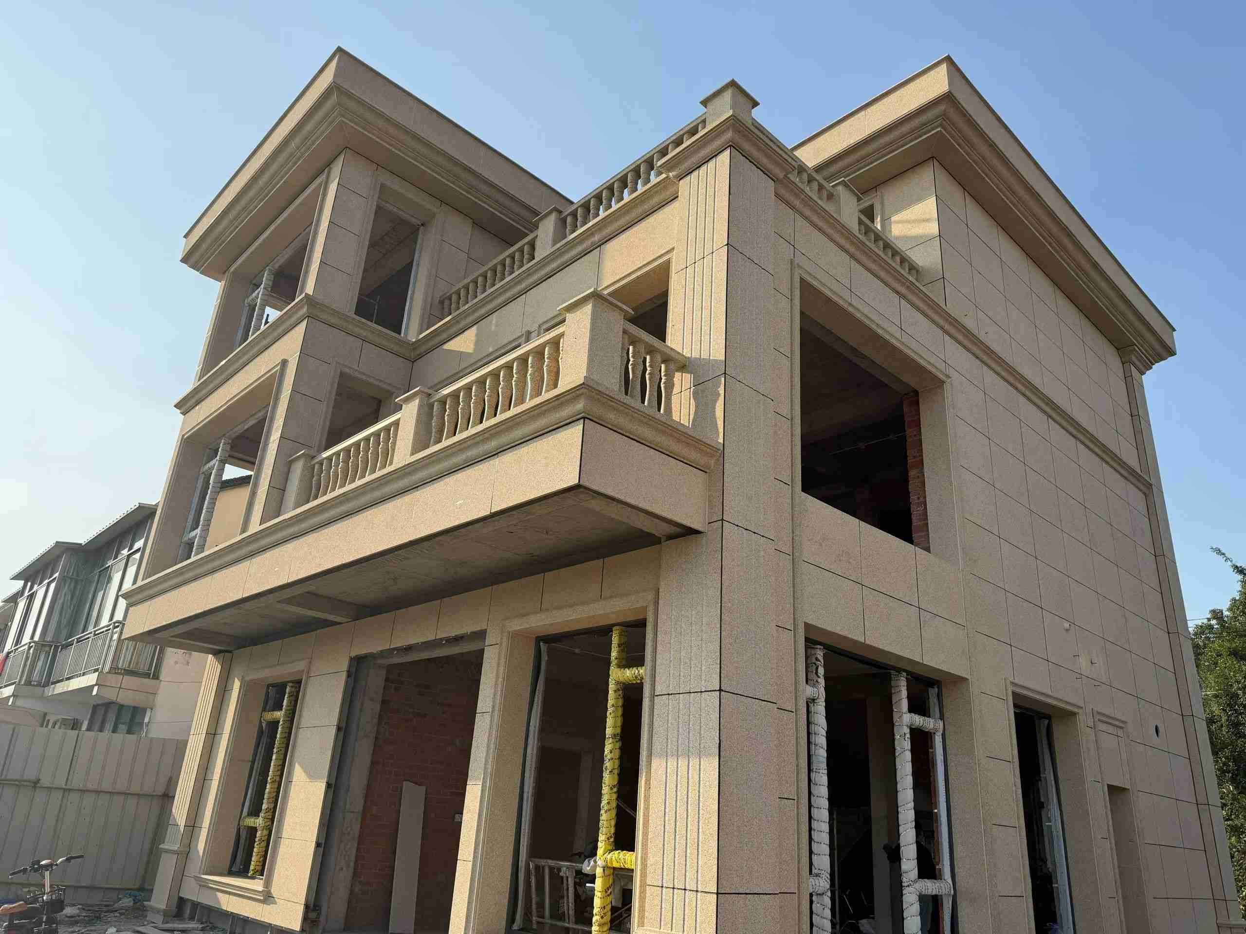 信阳 黄金麻花岗岩石材荔枝面外墙干挂效果展示