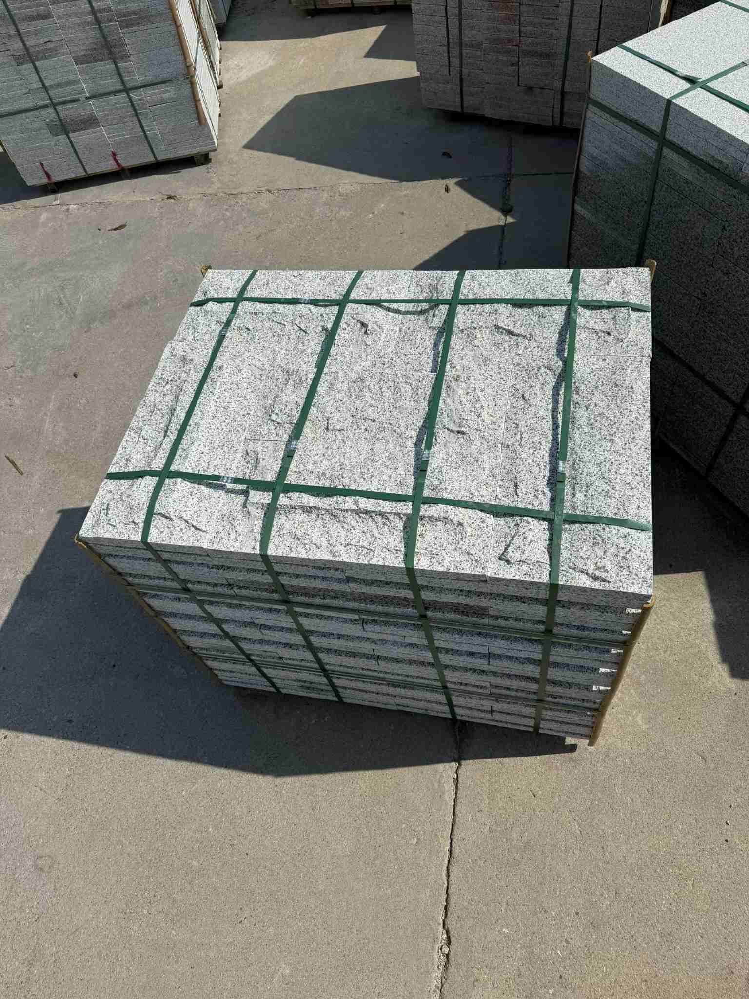 信阳 白麻花岗岩石材自然面蘑菇石成品