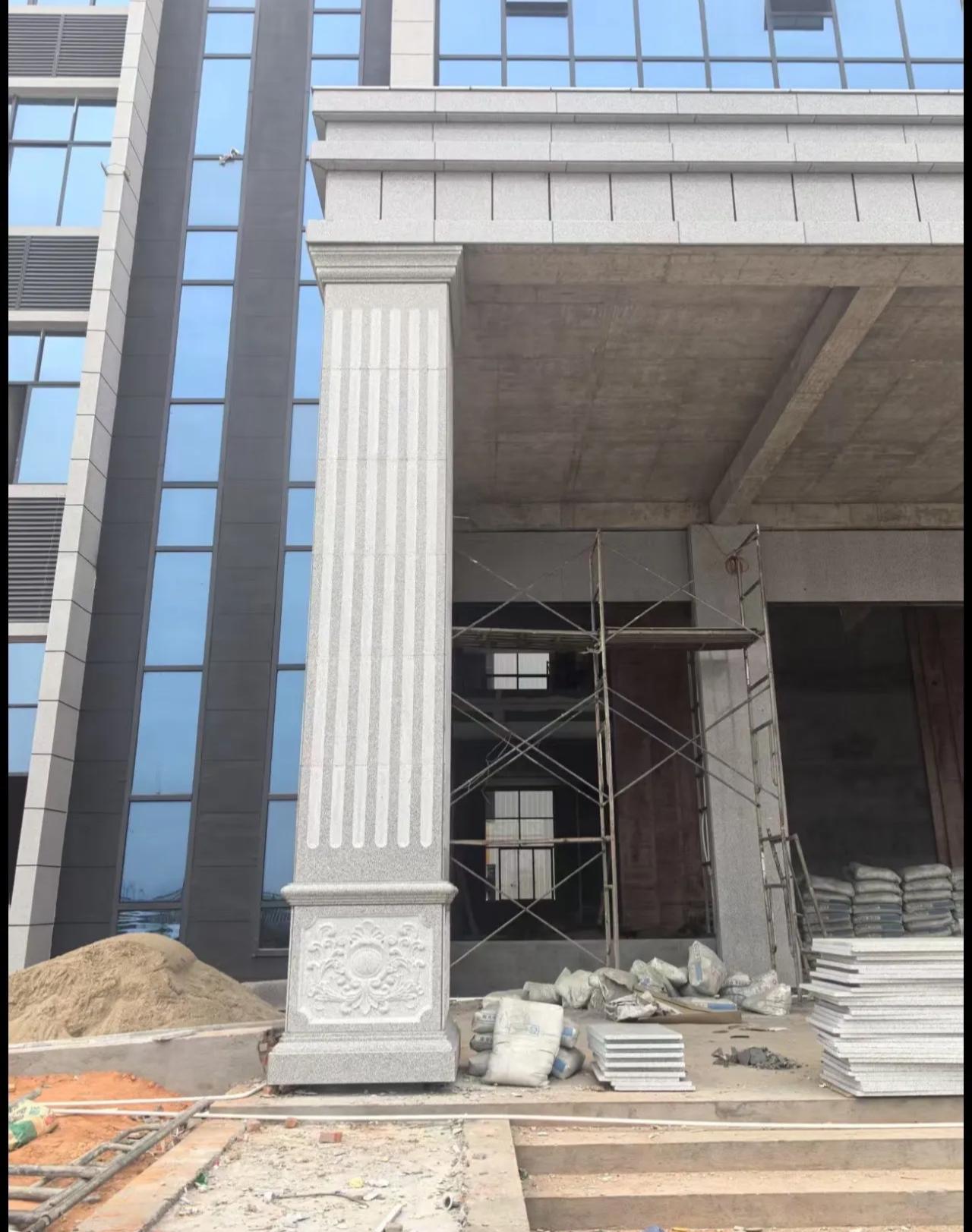 信阳 芝麻白光面花岗岩门楼大柱（罗马柱）配雕花底座