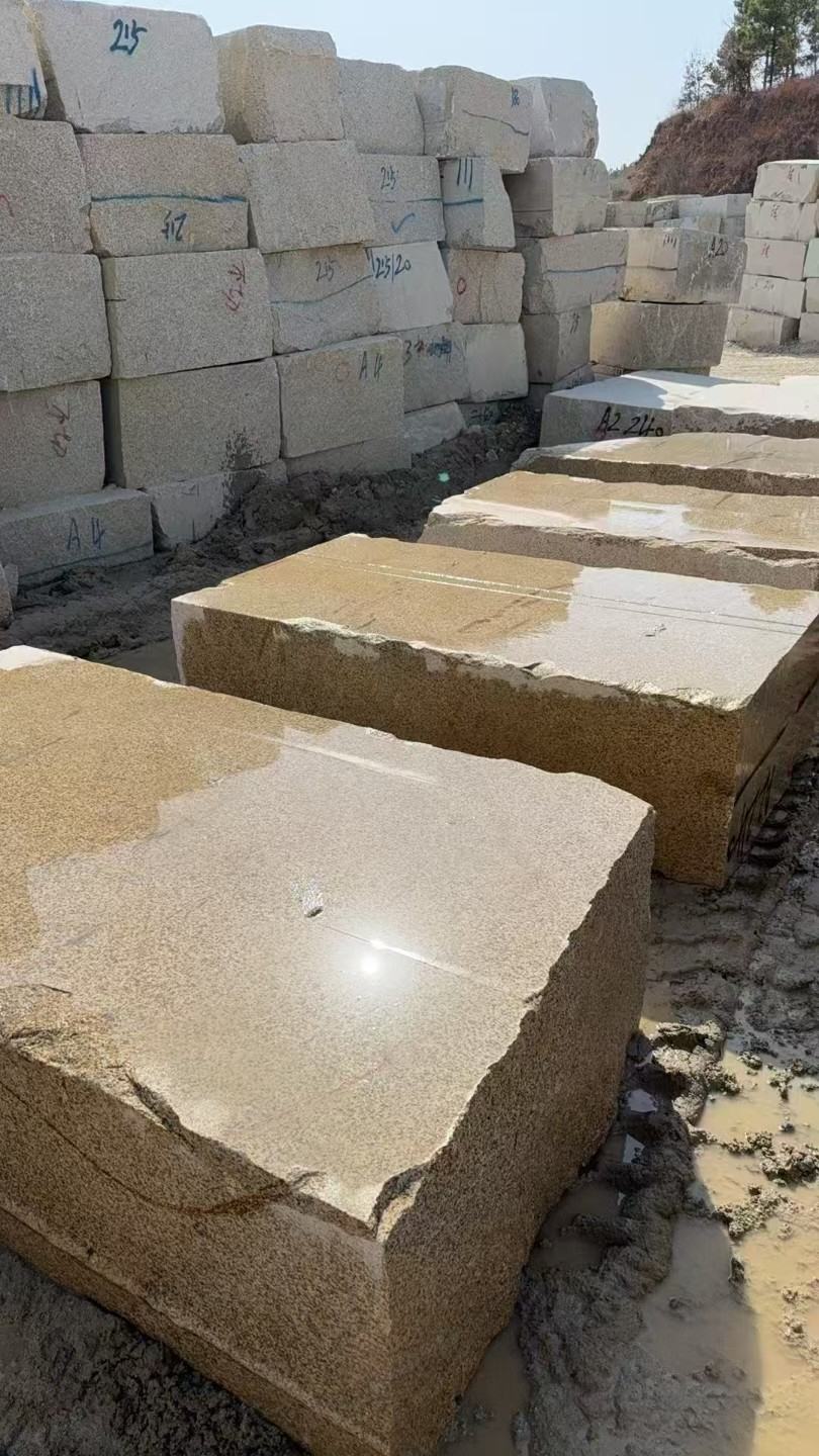 信阳 黄金麻方料堆场洗料分选中，原材料充足