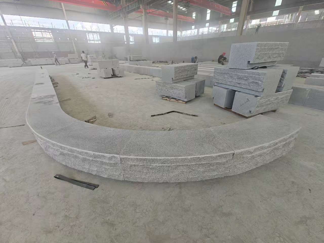 信阳 芝麻白异形坐凳，自然面光面弧形加工