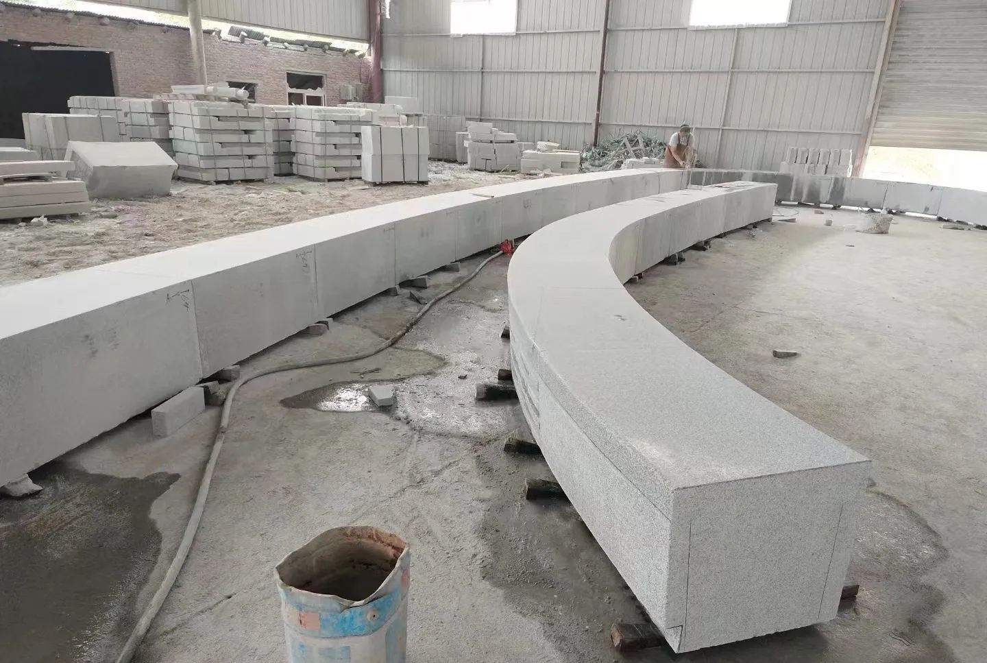 信阳芝麻白花岗岩石板材 园林光面弧形坐凳