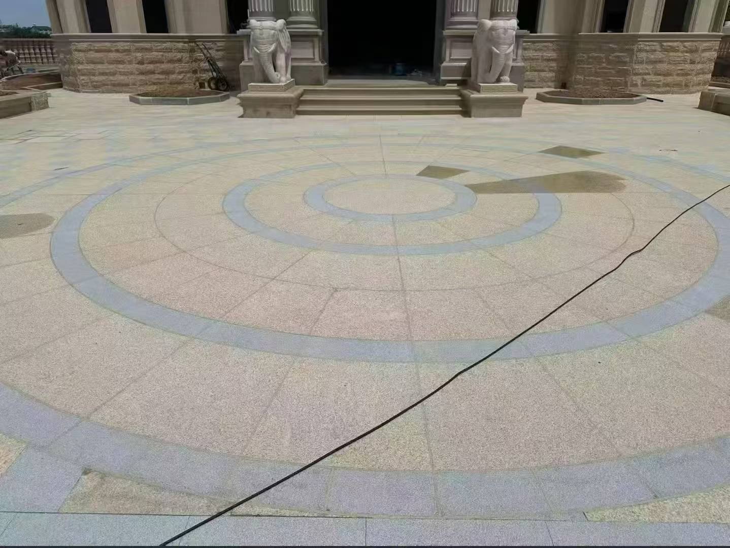 信阳 黄金麻芝麻灰花岗岩石材地铺拼接效果