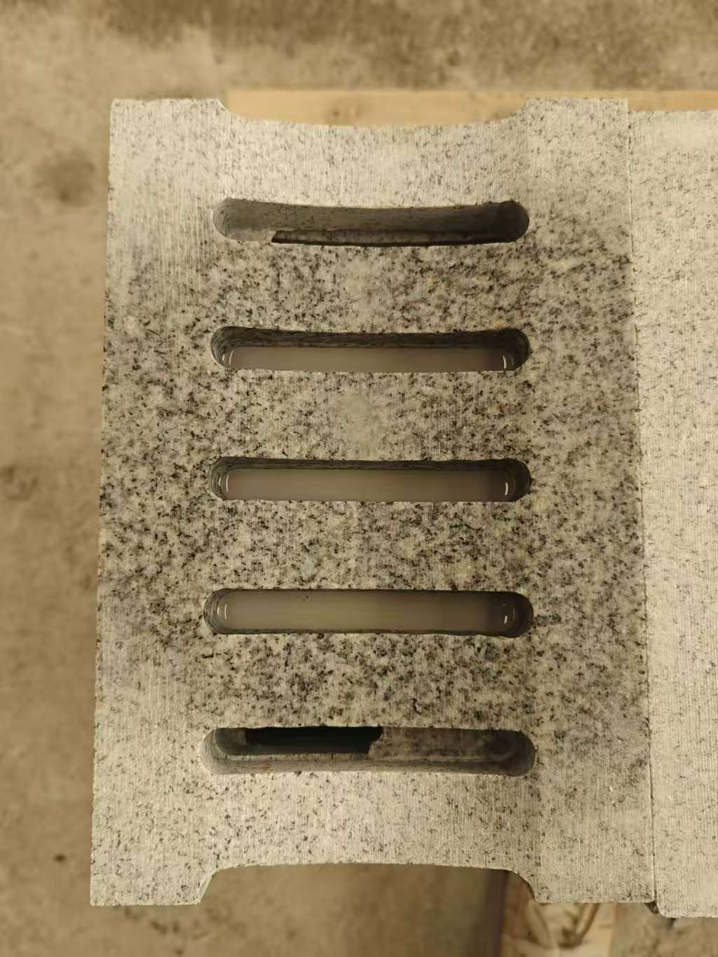 信阳 芝麻白拉丝面花岗岩U型开槽排水槽