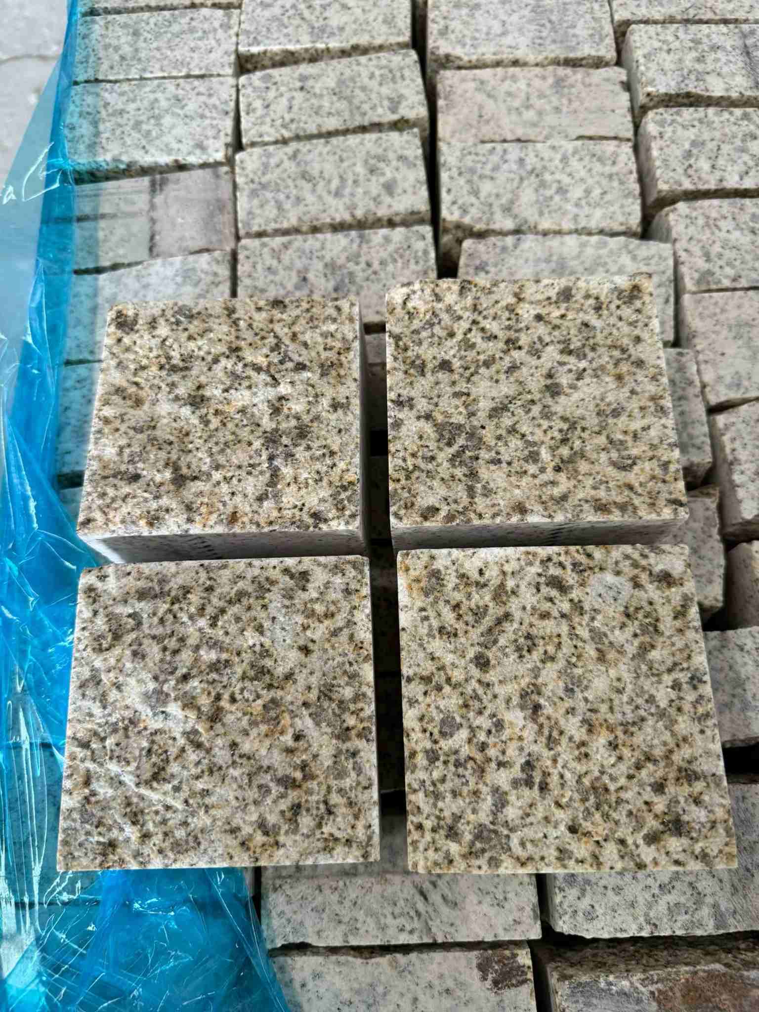 信阳 黄金麻花岗岩自然面小方块，弹石，马蹄石等