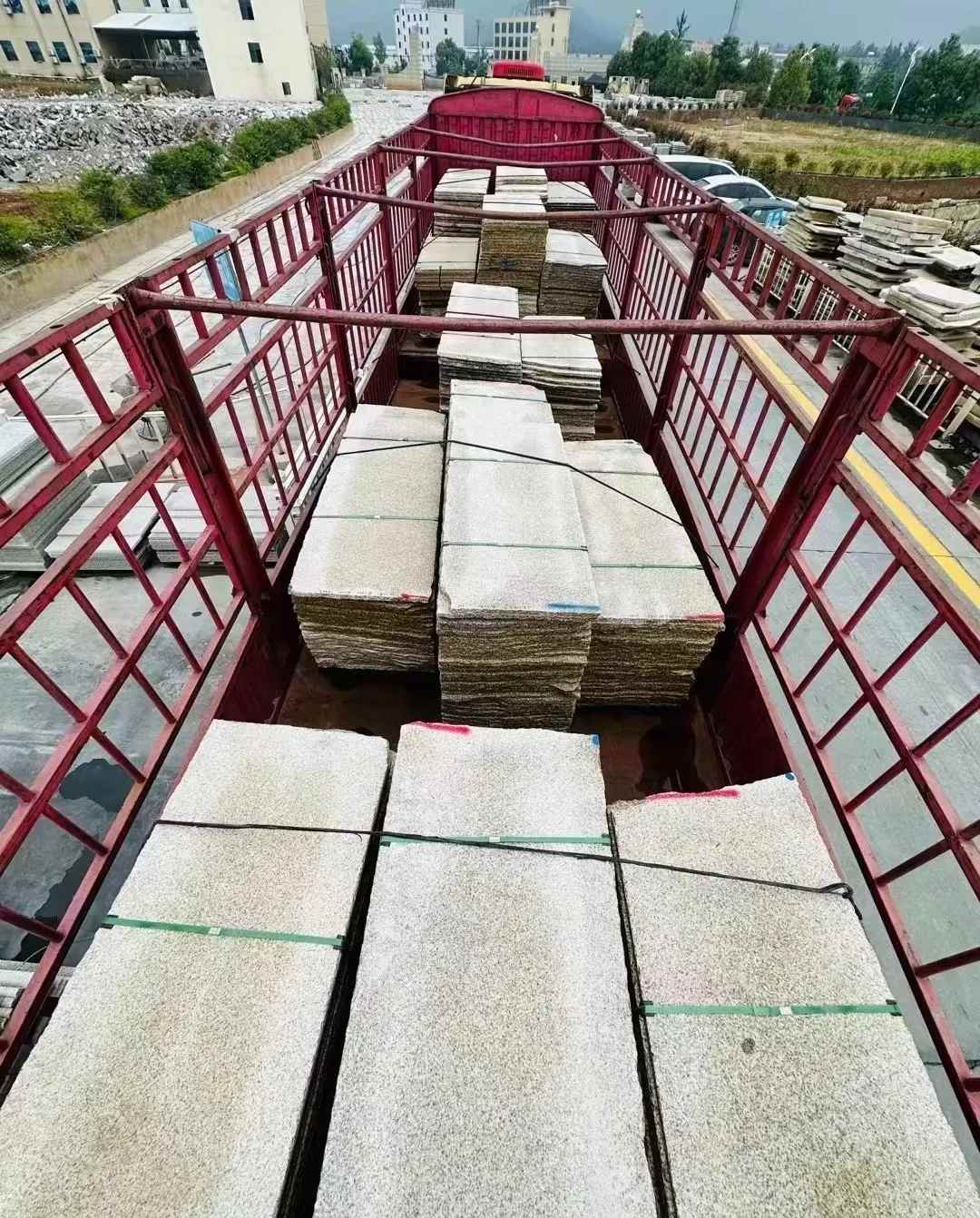 信阳 黄金麻花岗岩荔枝面，光面毛板装车完成