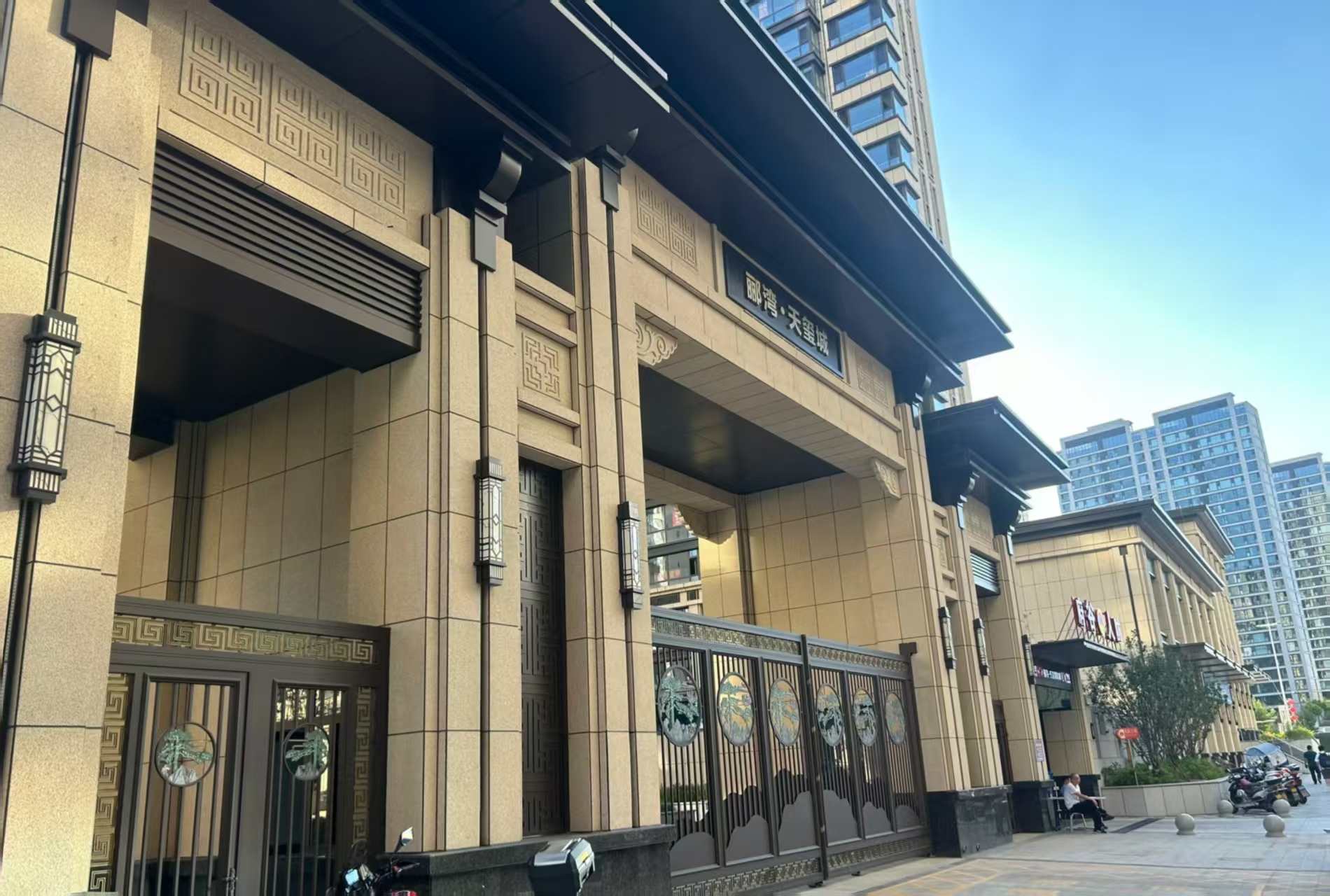 信阳 黄金麻花岗岩荔枝面小区门楼外墙干挂