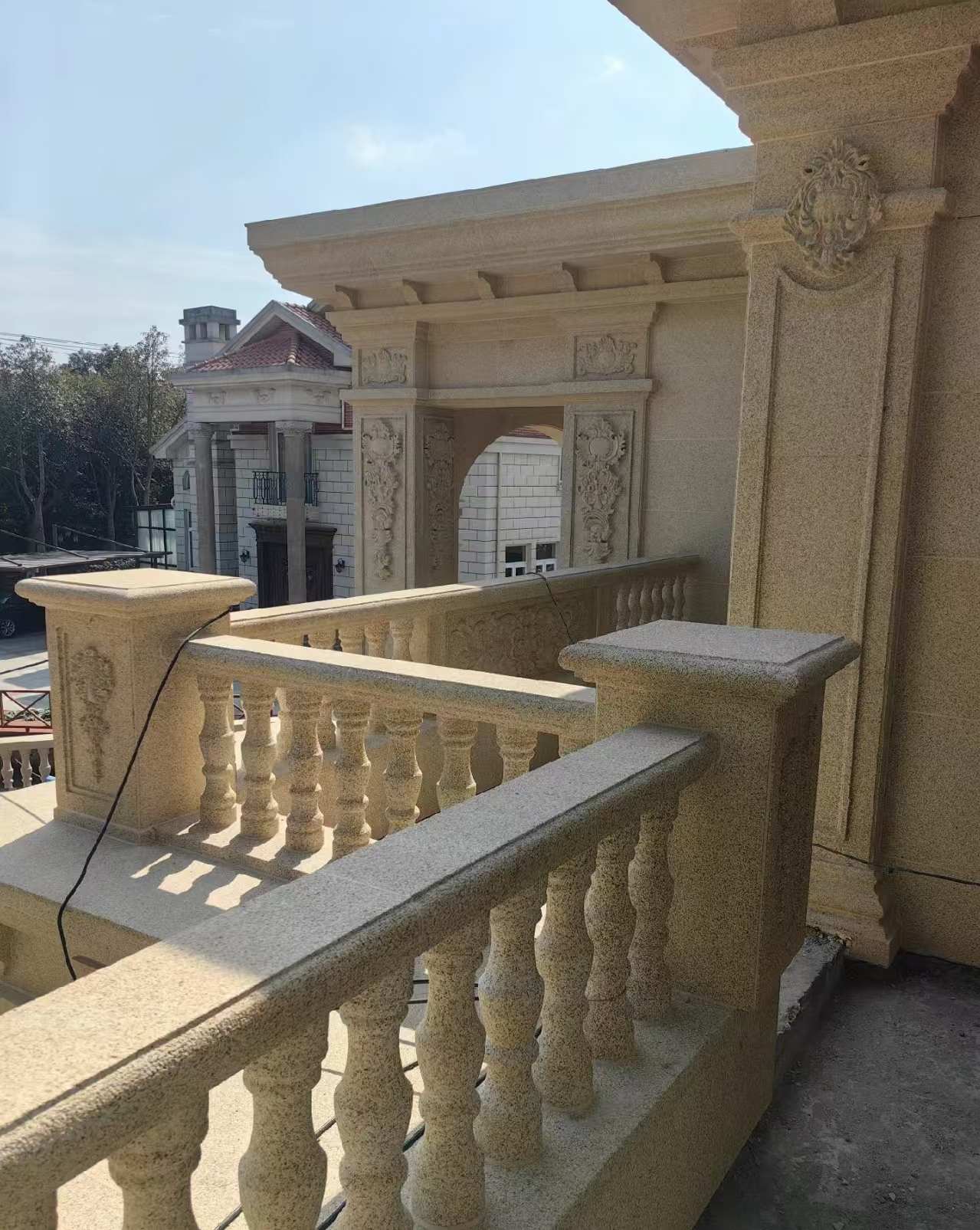 信阳 黄金麻别墅外墙干挂雕花配合阳台栏杆花瓶柱