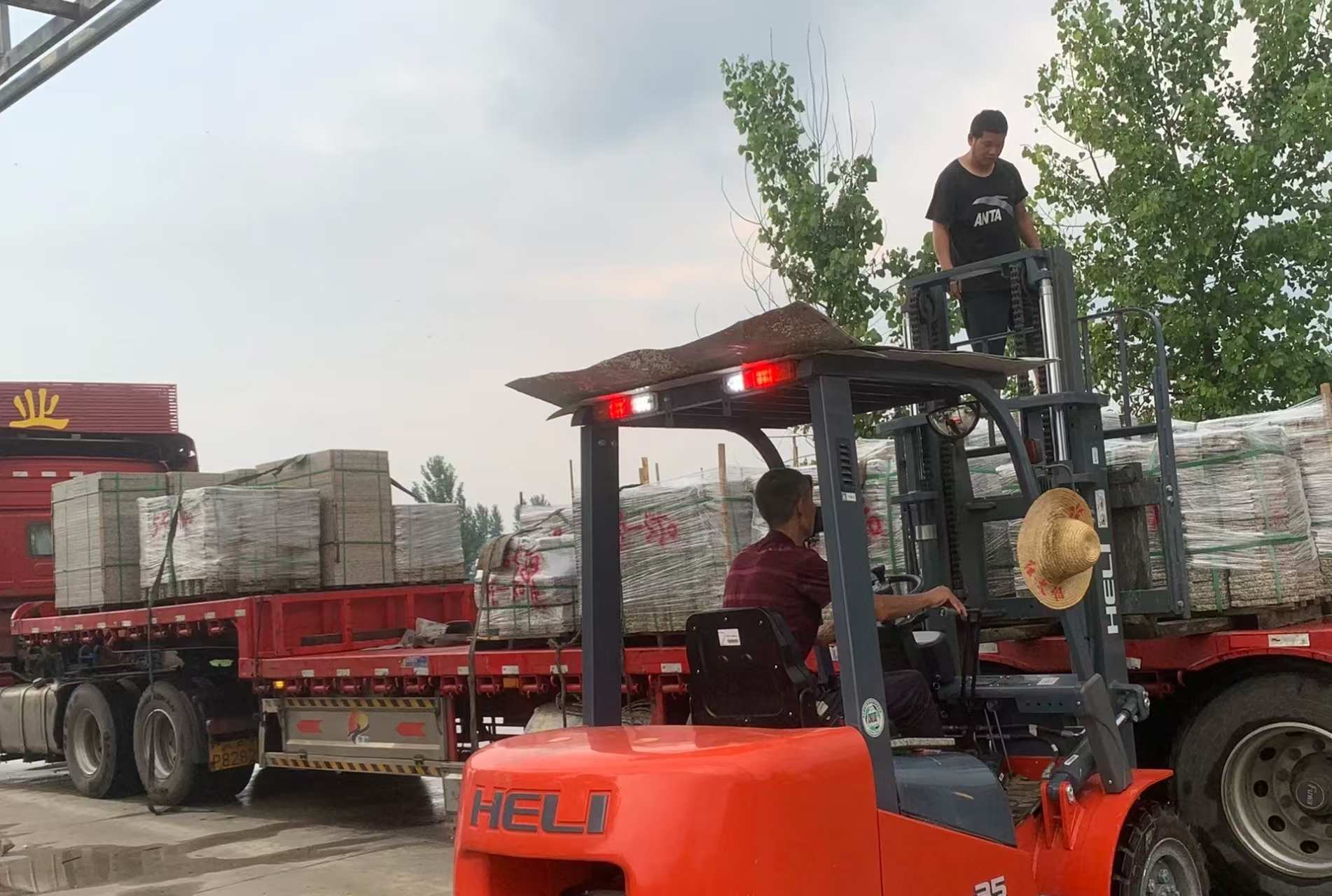 信阳 黄金麻冰裂纹，地铺石装车