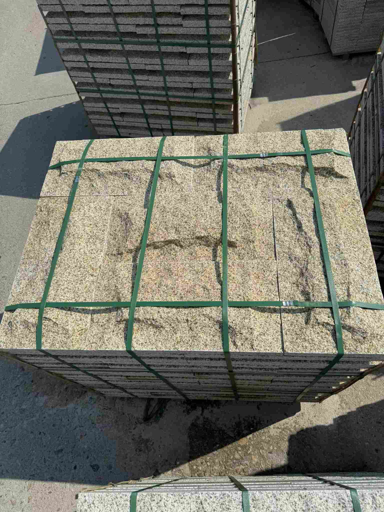 信阳 黄金麻花岗岩石材自然面蘑菇石成品