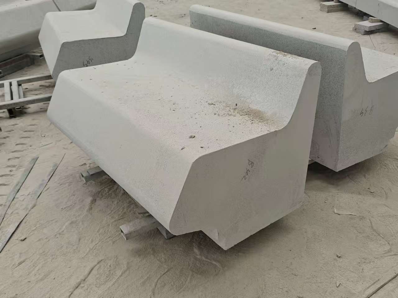 信阳 芝麻白花岗岩异形坐凳，石凳