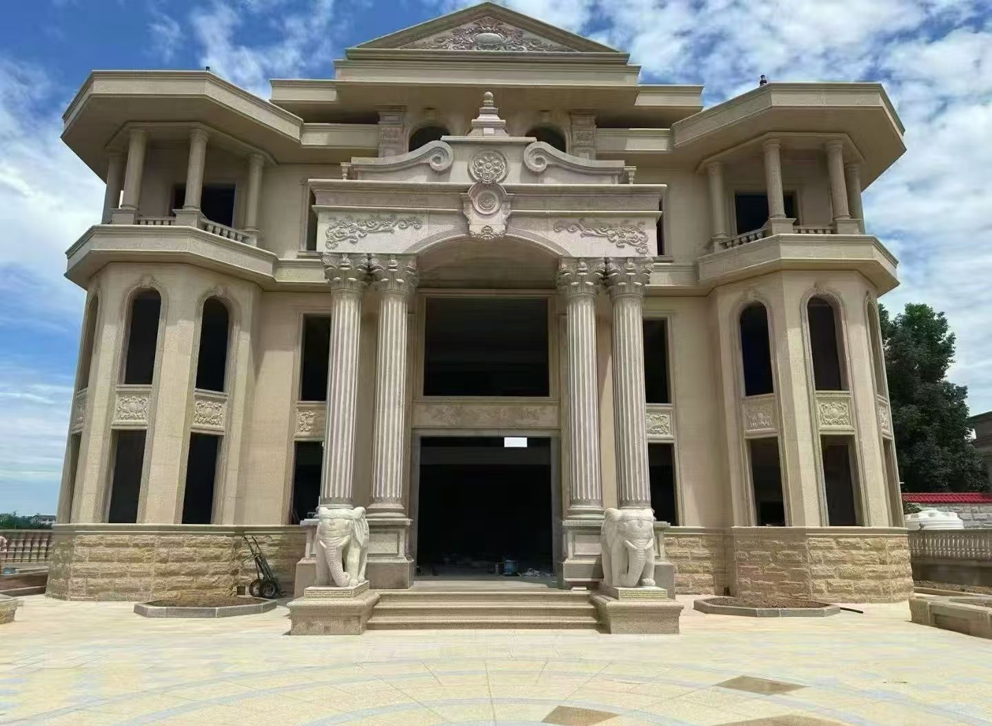 信阳 黄金麻别墅外墙干挂，大柱，大象，蘑菇石，雕花板