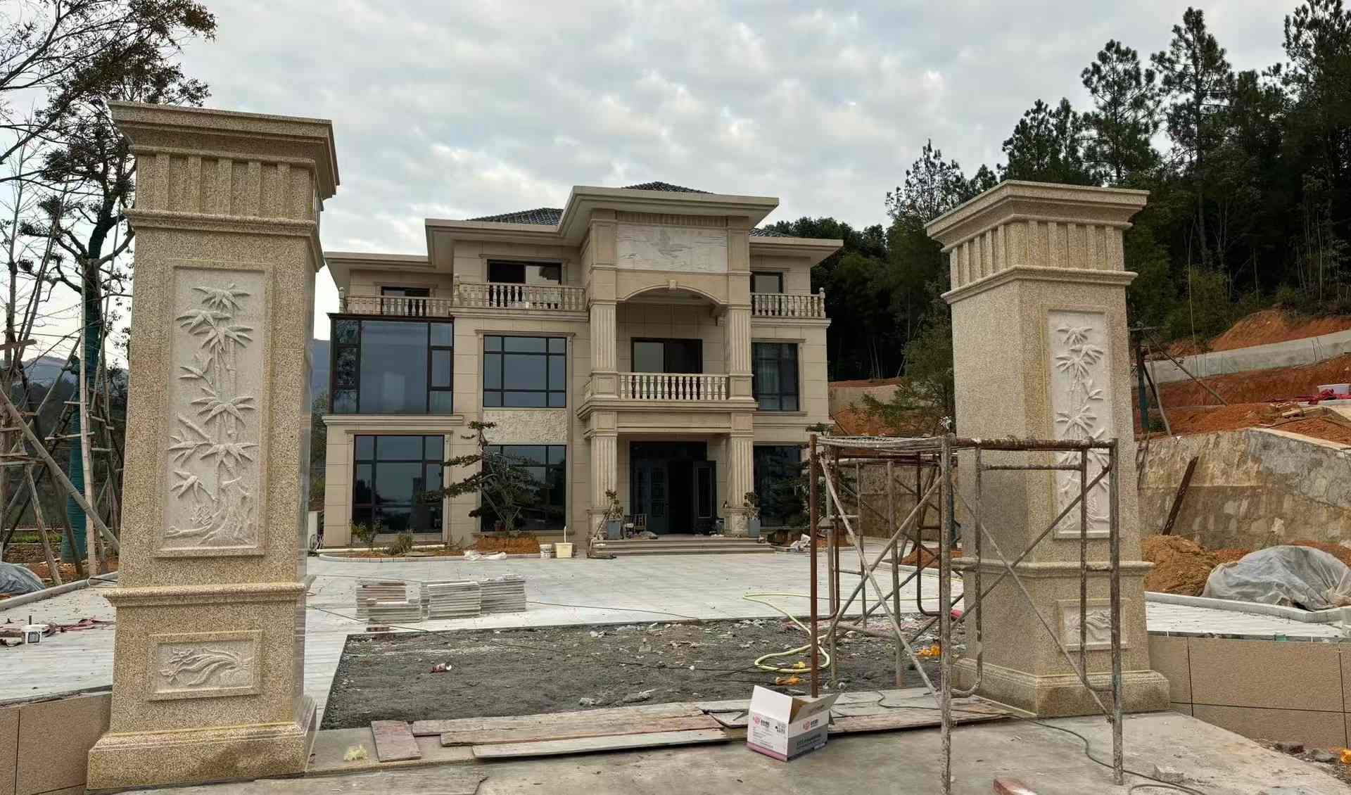 信阳 黄金麻花岗岩别墅雕花外墙干挂配上门口雕花罗马柱